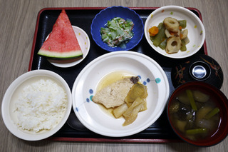 きょうのお昼ごはんは、煮魚・甘酢和え・含め煮・お吸い物・くだものでした。