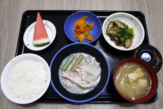 きょうのお昼ごはんは、豚肉と大根の治部煮風・蒸しなすの生姜和え・じゃこ人参・味噌汁・くだものでした。