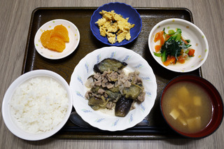 きょうのお昼ごはんは、豚肉となすの生姜煮・和え物・ザーサイ炒め卵・みそ汁・くだものでした。