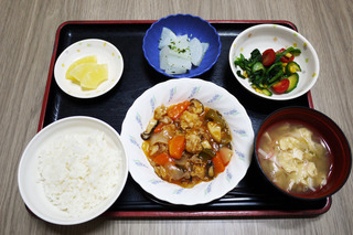 きょうのお昼ごはんは、酢豚・中華和え・大根の浅漬け・スープ・くだものでした。