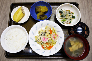 きょうのお昼ごはんは、親子煮・おろし和え・さつま芋煮・みそ汁・くだものでした。