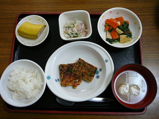 今日のお昼ご飯は、松風焼き、おろし和え、含め煮、味噌汁、果物です。