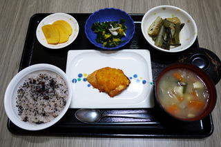 きょうのお昼ごはんは、お赤飯・鮭のもみじ焼き・黄菊の和え物・含め煮・豚汁・くだものでした。