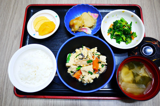 きょうのお昼ごはんは、ツナと高野豆腐の卵とじ・生姜和え・くず煮・みそ汁・くだものでした。