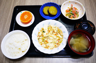 きょうのお昼ごはんは、麻婆豆腐、春雨サラダ、さつま芋の甘辛煮、みそ汁、果物でした。