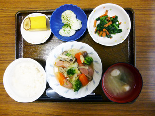 きのうのお昼ごはんは、ウインナーと野菜のスープ煮、青のりポテト、ごま和え、味噌汁、果 物でした。