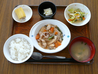 今日のお昼ご飯は、竹の子と鶏肉の治部煮風、和え物、塩ネギ奴、味噌汁、果物です。