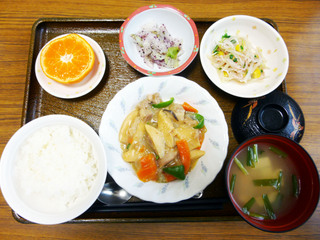 きょうのお昼ごはんは、鶏肉の味噌炒め、中華和え、浅漬け、みそ汁、くだものでした。