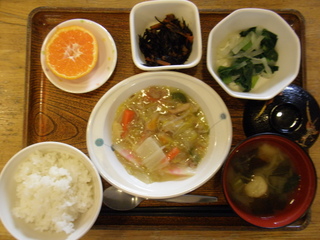 今日のお昼ご飯は、八宝菜、ひじき煮、お浸し、煮物味噌汁、果物です。