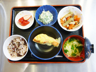 きょうのお昼ごはんは、お赤飯、かぶら蒸し、えびと春菊の白あえ、含め煮、お吸い物、果物でした。