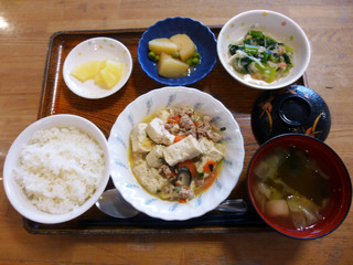 きょうのお昼ごはんは、肉豆腐、おろし和え、じゃが煮、みそ汁、果物でした。