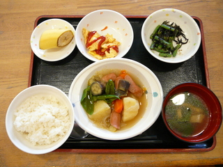 今日のお昼ご飯は、夏野菜のスープ煮、ひじきといんげんの和え物、炒り卵、味噌汁、果物、です。