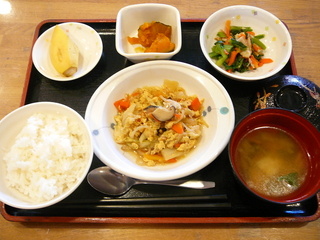 今日のお昼ご飯は、親子煮、和え物、かぼちゃ煮、味噌汁、果物でした。