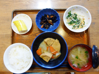 きょうのお昼ごはんは、がんもと根野菜の含め煮、卵和え、ひじき煮、みそ汁、果物でした。
