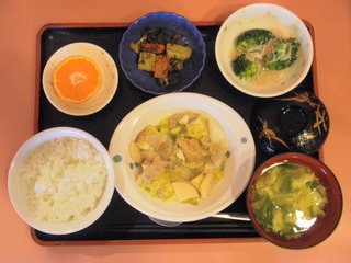 きょうのお昼ご飯は、厚揚げと白菜の塩炒め、煮物、かにかまあん、味噌汁、くだものでした。