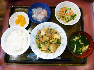 きょうのお昼ごはんは、家常豆腐、中華和え、大根のくづあん、みそ汁、果物でした。