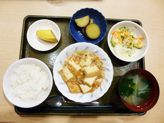 きょうのお昼ごはんは、家常豆腐、春雨サラダ、さつま芋煮、みそ汁、果物でした。