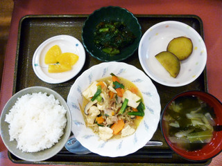 きょうのお昼ごはんは、豚肉と豆腐のチャンプルー、煮物、和え物、みそ汁、果物でした。