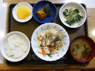 きょうのお昼ごはんは、豚肉ともやしのチャンプルー、和え物、含め煮、味噌汁、くだものでした。