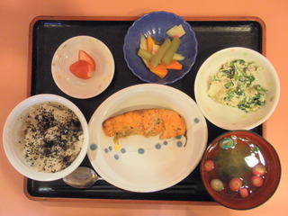 きょうのお昼ご飯は、お赤飯、鮭の梅焼き、白和え、含め煮、お吸い物、くだものでした。