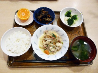 きょうのお昼ごはんは、豚肉と豆腐のチャンプルー、和え物、ひじき煮、味噌汁、果物でした。