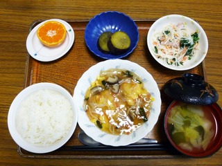 今日のお昼ごはんは、中華風あんかけオムレツ、春雨サラダ、サツマイモ煮、味噌汁、果物でした。