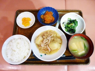 今日のお昼ごはんは、鶏肉とじゃが芋のみそ煮込み、ひじき煮、じゃこ人参、味噌汁、果物でした。
