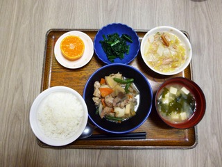 きょうのお昼ごはんは、筑前煮、和え物、くずあん、味噌汁、くだものでした。