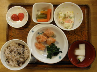 今日のお昼ご飯は、お赤飯、鮭のコロコロ揚げ、ポテトサラダ、含め煮、お吸い物、果物でした。