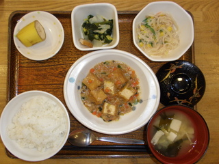 今日のお昼ご飯は、家常豆腐、春雨サラダ、煮浸し、味噌汁、果物です。