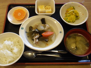 今日のお昼ご飯は、和風ポトフ、かぼちゃサラダ、青菜和え、味噌汁、果物でした。