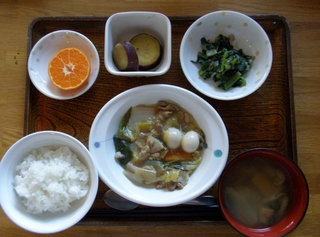 今日のお昼ご飯は、八宝菜、さつま芋の甘辛煮、お浸し、味噌汁、果物でした。