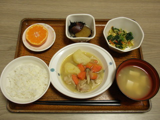 今日のお昼ご飯は、あっさり煮、カレー野菜炒め煮、味噌汁、果物です。