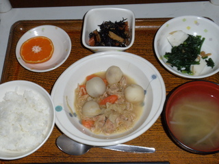 今日のお昼ご飯は、鶏肉と里芋のみそ煮、ひじき煮、お浸し、味噌汁、果物でした。