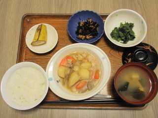 きょうのお昼ご飯は、吉野煮、ひじき煮、和え物、味噌汁、くだものでした。