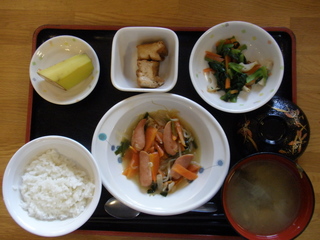 今日のお昼ご飯は、ウインナーと野菜の炒めもの、煮物、和え物、味噌汁、果物でした。