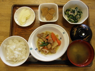 今日のお昼ご飯は、鶏肉と野菜の旨煮、みぞれ和え、含め煮、味噌汁、果物です。ご飯は、しょうがご飯です。