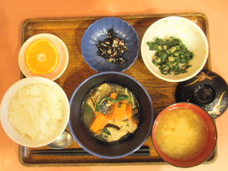 きょうのお昼ご飯は、鯛の生姜鍋、青菜和え、ひじきの酢の物、味噌汁、くだものでした。