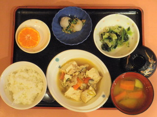 きょうのお昼ご飯は、肉豆腐、胡麻和え、里芋のなめたけ和え、味噌汁、くだものでした。