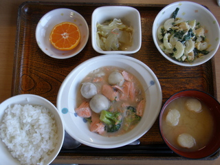 今日のお昼ご飯は、鮭と里芋のシチュー、サラダ、煮浸し、味噌汁、くだものでした。