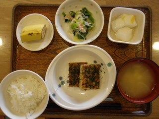 昨日のお昼ご飯は、松風焼き、みぞれ和え、はんぺんのクズあん、味噌汁、果物でした。