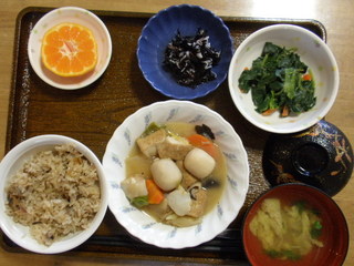 きょうのお昼ごはんは、いわしご飯、けんちん煮、ひじきの酢の物、味噌汁、果物でした。