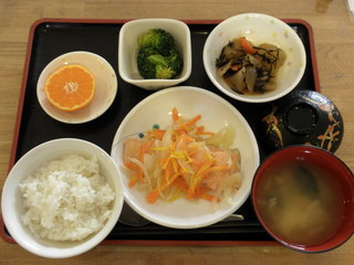 昨日のお昼ご飯は、鮭のゆず蒸し、煮物、ブロッコリの生姜醤油和え、味噌汁、果物でした。