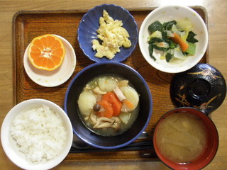 きょうのお昼ご飯は、鶏肉のあっさり煮、卵サラダ、白菜の炒め煮、味噌汁、果物でした。