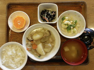 今日のお昼ご飯は、吉野煮、卵サラダ、酢の物、味噌汁、果物でした。