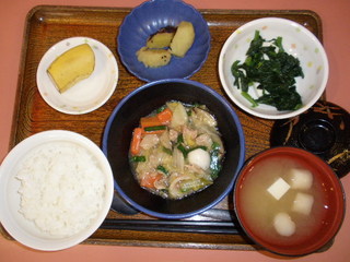 きょうのお昼ご飯は、八宝菜、青菜和え、大学芋煮、味噌汁、果物でした。