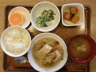 今日のお昼ご飯は、すき焼き風煮、ツナマヨ和え、かぼちゃ煮、味噌汁、果物でした。