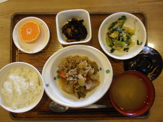 今日のお昼ご飯は、豚肉と野菜の炒め煮、和え物、切り干し、味噌汁、果物でした。