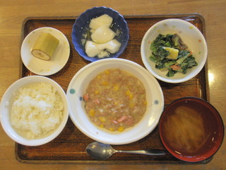 今日のお昼ご飯は、挽き肉とコーンのクリーム煮、温野菜、煮物、味噌汁、果物でした。