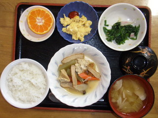 きょうのお昼ご飯は、炊き合わせ、梅しそ和え、厚揚げ煮、味噌汁、果物でした。